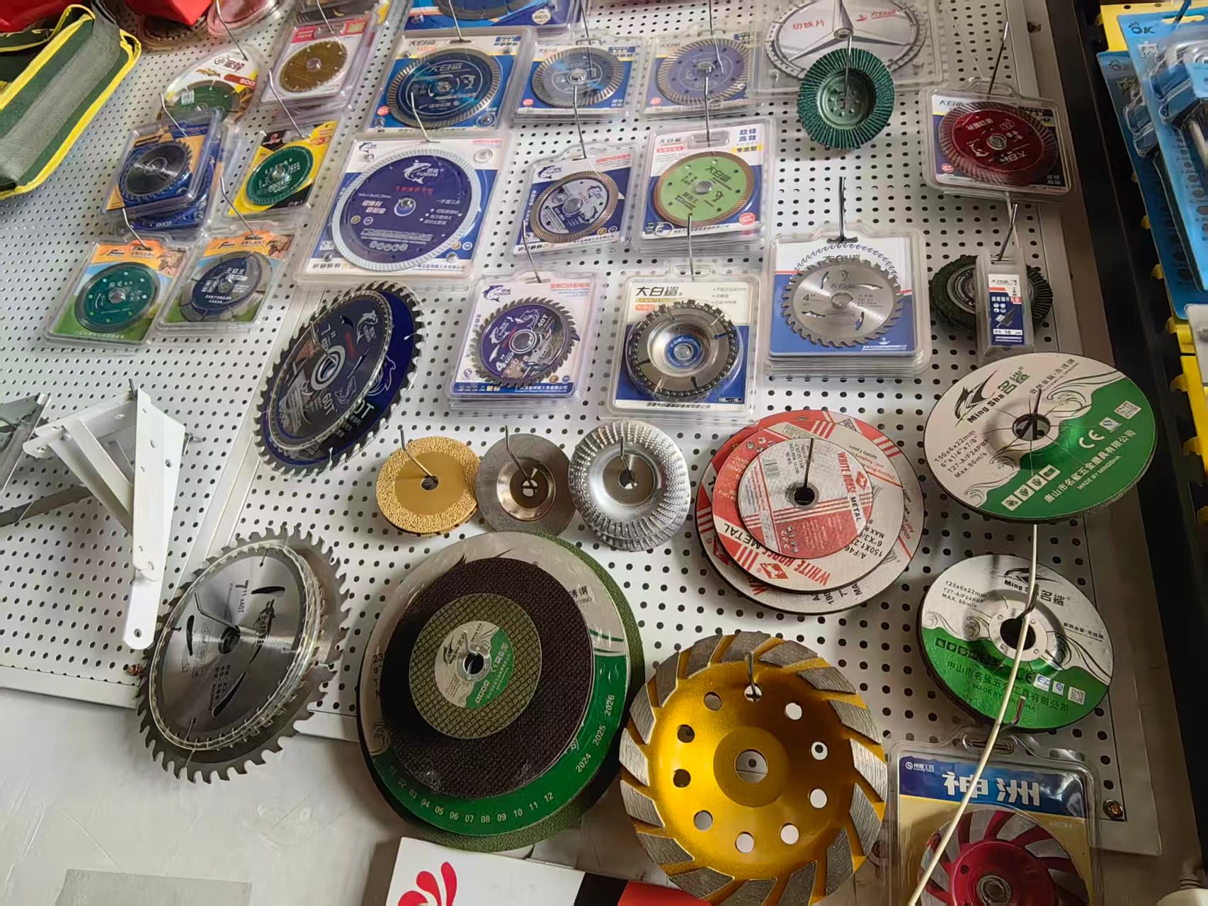 ДАВШИЛАТЫН ДЭЛГҮҮР